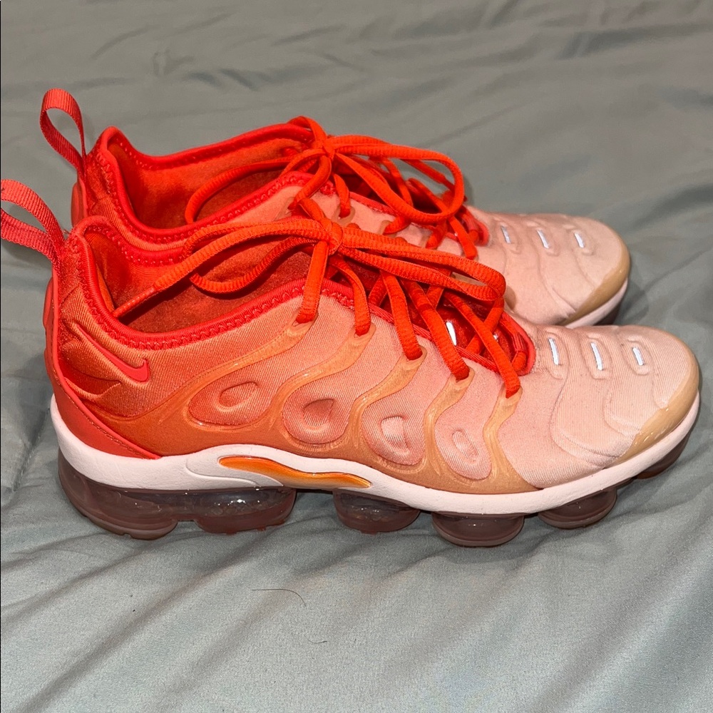 Nike Women's Red and Pink Sneakers
